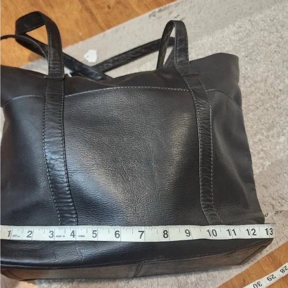 EUC Wilsons Leather Black Shoulder Bag - Picture 4 of 14